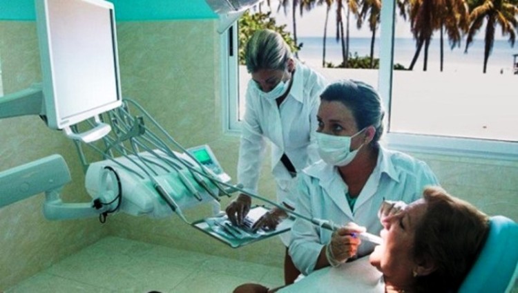 Cuba promueve el turismo médico