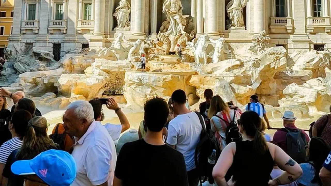 Italia impondría nuevas medidas para frenar el turismo en la Fontana di Trevi