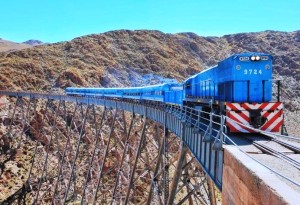 Los trenes turísticos argentinos se destacan por sus paisajes e infraestructura