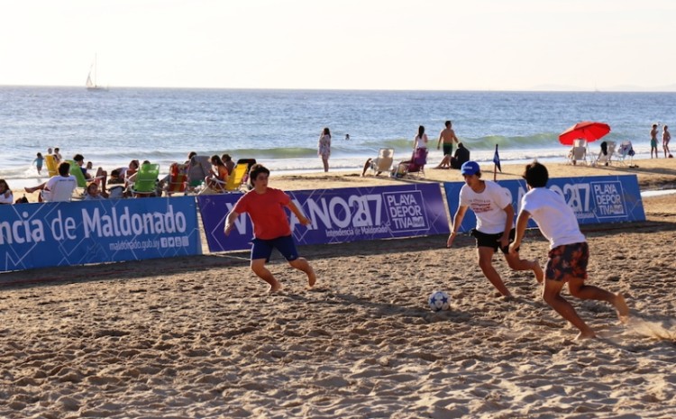 Punta del Este brinda actividades deportivas gratuitas en Playa Mansa