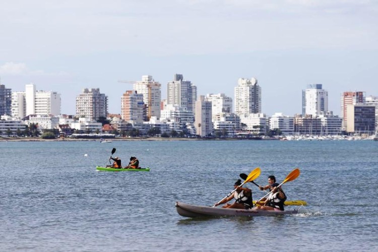 Punta del Este abrió su playa deportiva con la travesía en kayak y paddle surf