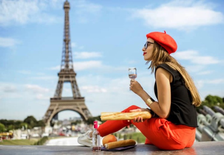 Francia invertirá 1.900 millones de euros para atraer viajeros extranjeros