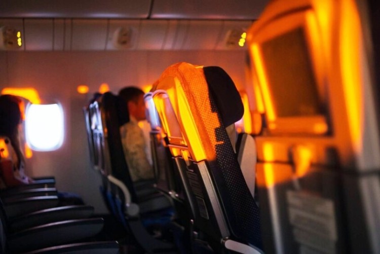 Las aerolíneas van eliminando los asientos reclinables para ganar espacio y también dinero