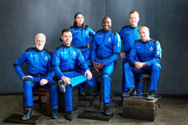 Una mujer y cinco hombres hicieron turismo espacial a 105 kilómetros de la Tierra