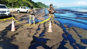 Se derramaron 1.200 barriles de petróleo en una playa ecuatoriana