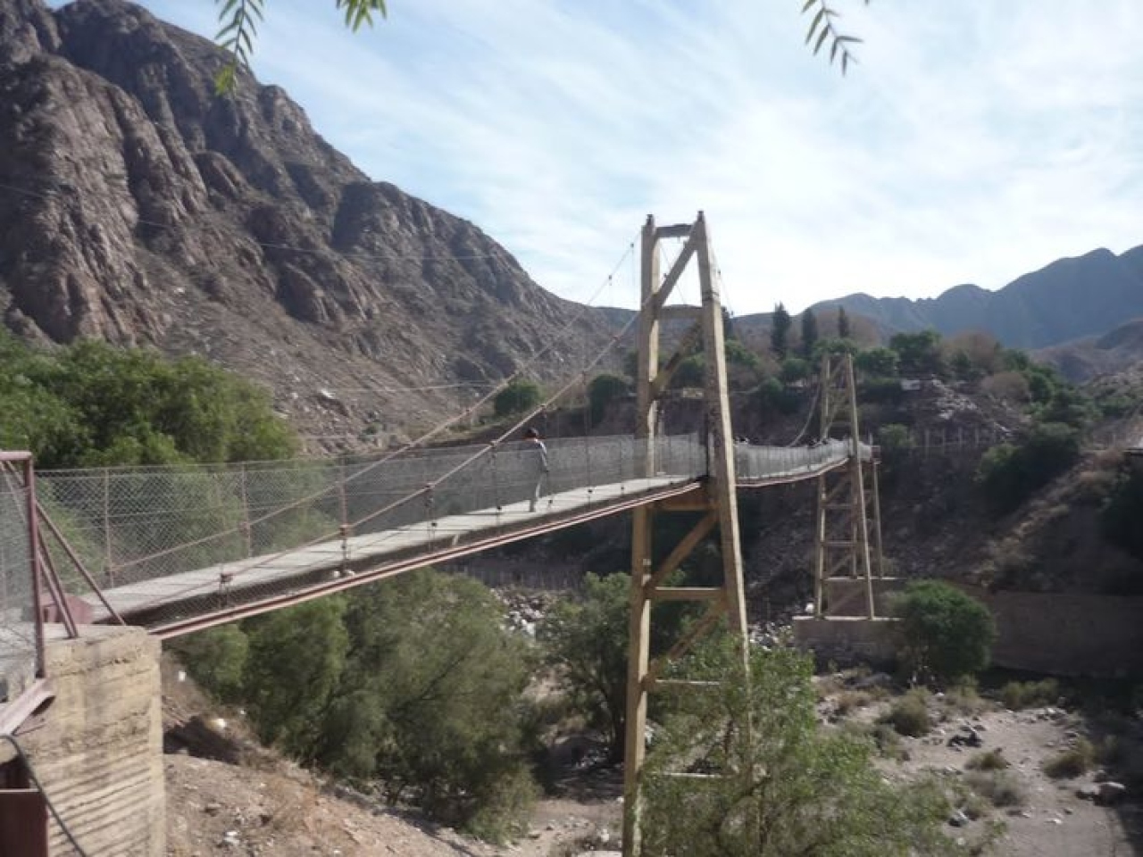 El puente colgante de Cacheuta combina aventura con naturaleza