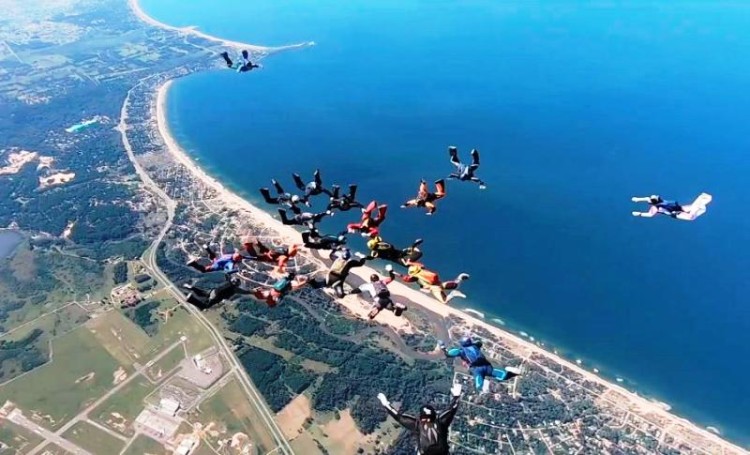 Los mejores paracaidistas del mundo saltaron en el Punta del Este Hércules Big Ways