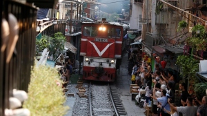 La Calle del Tren en Vietnam atrae multitudes pese a la inseguridad