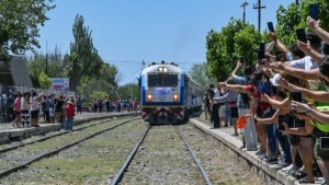 Después de 30 años volvió a funcionar el tren que une Buenos Aires con Mendoza