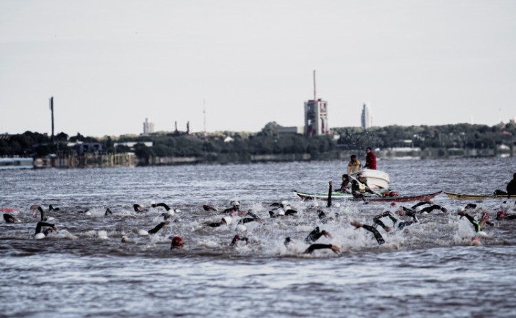 El puerto de Rosario fue escenario de un triatlón de 200 competidores