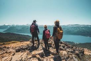 Neuquén y Francia consolidaron una alianza para impulsar el senderismo sostenible en la cordillera