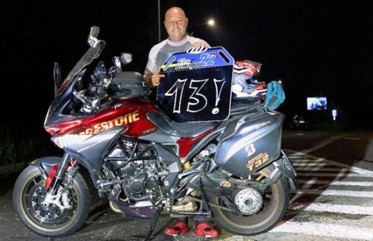 Un motociclista visitó 13 países en 19 horas