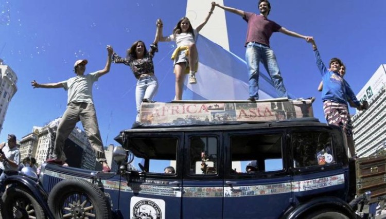 Una familia argentina dio la vuelta al mundo durante 22 años en un auto antiguo