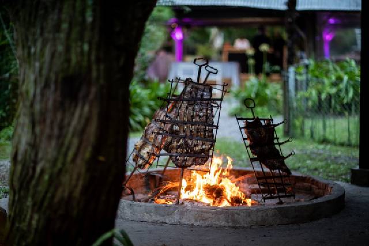 Monte ofrece escapadas para degustar asado con tranquilidad rural