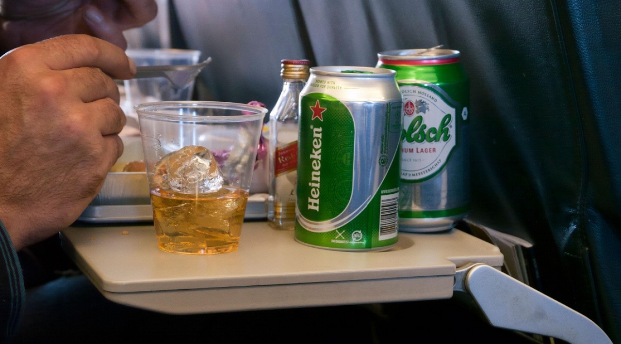 Air Canada servirá bebidas alcohólicas gratis en clase turista